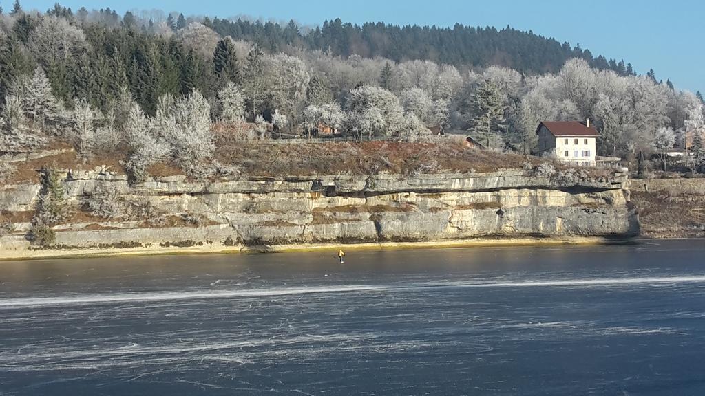Hotel Les Rives Du Doubs Les Brenets Екстер'єр фото