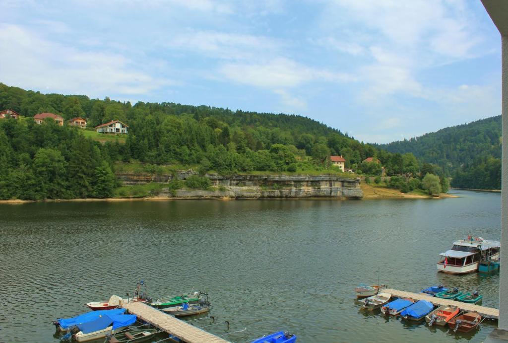 Hotel Les Rives Du Doubs Les Brenets Номер фото
